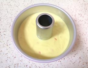 将混合好的蛋糕糊倒入模具里面，摔几下震出大气泡。