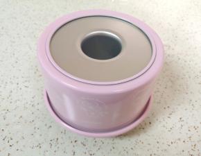 时间到，从烤箱里取出模具(注意烫手)，摔一下震出热气，倒扣凉透之后反过来脱模。