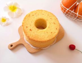 完整脱模的橙香戚风蛋糕。