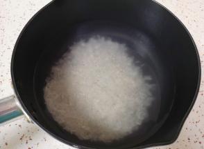 大米淘好放入锅里，加入纯净水烧开。