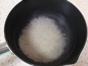 大米淘好放入锅里，加入纯净水烧开。