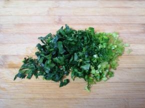 菠菜洗干净切碎。