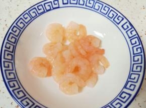 虾仁洗干净备用。