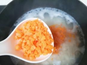 锅开以后下入胡萝卜丁。