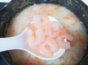 下入虾仁烧开。