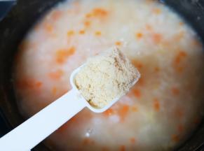 放鸡粉搅拌均匀。