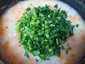 下入菠菜碎搅拌均匀。