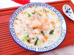 宝贝要求给她盛一大碗。