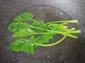 菠菜洗干净焯水。