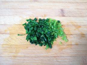 焯好的菠菜切成碎末。