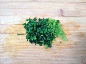 焯好的菠菜切成碎末。