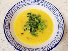 加入菠菜碎末搅拌均匀。