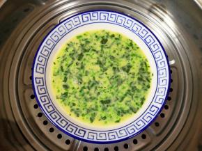 蒸锅内放水，放上菠菜蛋液，扣上一个盘子（或者盖上保鲜膜，保鲜膜上面扎几个小孔），烧开以后大火蒸10分钟。