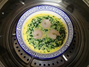 蒸8分钟的时候，打开锅盖，揭开盘子放入虾仁，继续大火蒸2分钟关火。