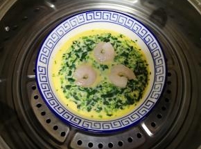 蒸8分钟的时候，打开锅盖，揭开盘子放入虾仁，继续大火蒸2分钟关火。