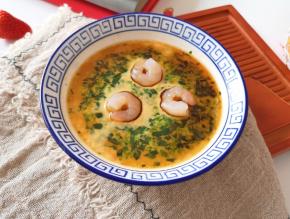 根据自己的口味淋上生抽，滴几滴香油。