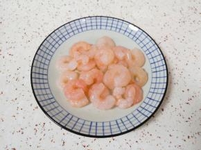 准备好虾仁清洗干净。