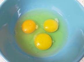 鸡蛋打散。