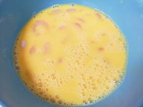 加入虾仁搅拌均匀。