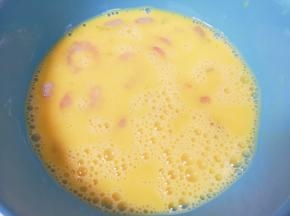 加入虾仁搅拌均匀。