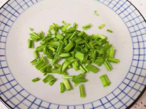 蒜苗叶洗干净切碎。