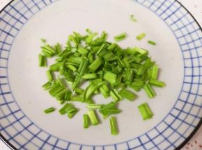 蒜苗叶洗干净切碎。