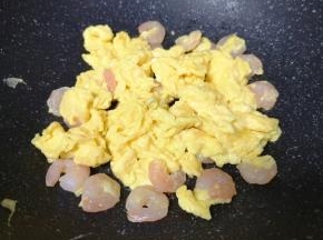 调中火，用筷子翻动至蛋液凝固。