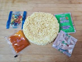 准备好一包老坛酸菜牛肉面。