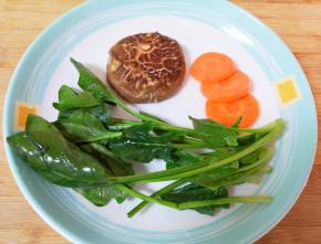 菠菜、胡萝卜和香菇洗干净。