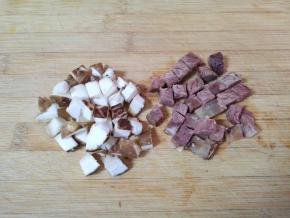 香菇和酱牛肉分别切成小丁备用。