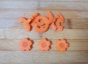 胡萝卜用模具刻出花朵形状（直接切成小丁也可以）。