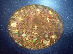 锅内倒水，加入酱料包、调料包和蔬菜包烧开。