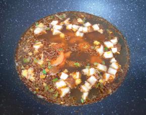 下入香菇丁和胡萝卜烧开，煮一分钟。