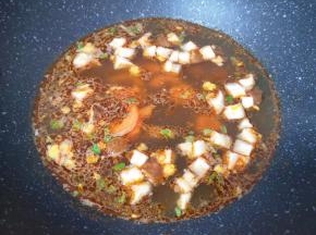 下入香菇丁和胡萝卜烧开，煮一分钟。