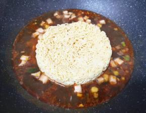 下入面饼煮开。