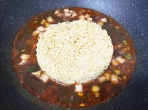 下入面饼煮开。