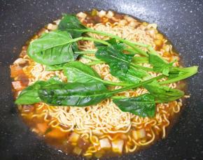 下入菠菜再次煮开关火。