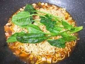 下入菠菜再次煮开关火。