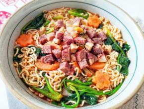 再浇上煮面的汤，撒上牛肉粒。