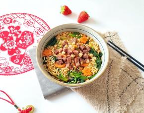 一碗香喷喷的老坛酸菜牛肉面就做好了。