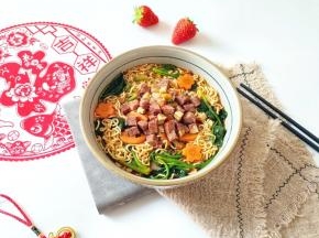 一碗香喷喷的老坛酸菜牛肉面就做好了。