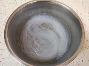 粉丝用温水泡软。