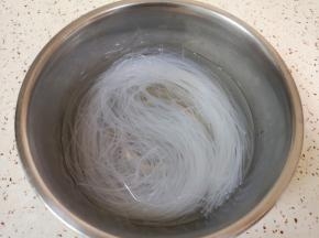 粉丝用温水泡软。