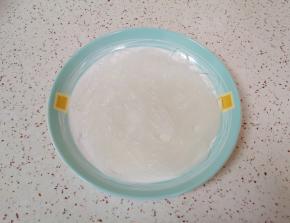 铺在盘子底部。