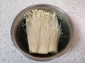 金针菇切去根部清洗干净。