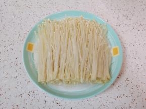 撕开摆在粉丝上面。