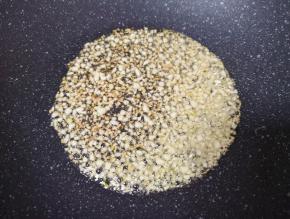 炒锅内倒适量的食用油烧热，下入蒜末小火炒至金黄色。