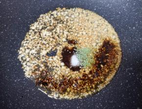 放酱油、蚝油、盐和蔬之鲜翻炒均匀。