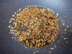 加入少许开水搅拌均匀，味道稍微调重一些。