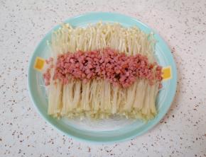 放在金针菇上面。